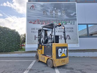 Empilhador de contrapeso 4 rodas Caterpillar EC25N