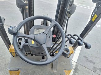 Empilhador de contrapeso 4 rodas Caterpillar EC25N