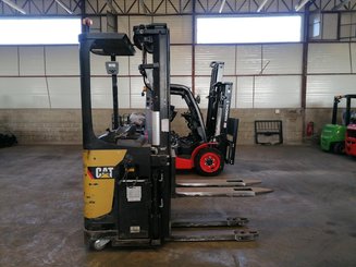 Stacker com condutor transportado Caterpillar NSR20N