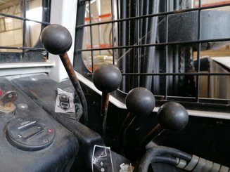 Empilhador retráctil de 4 direcções Combilift ESA30