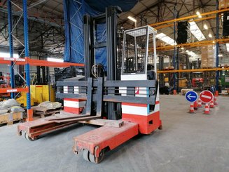 Empilhador retráctil de 4 direcções Combilift ESA30