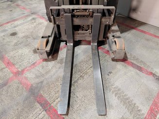 Empilhador retráctil BT RRE 160 - 8