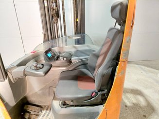 Empilhador retráctil BT RRE 160 - 9