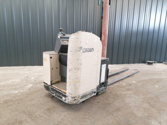 Porta-paletes eléctrico com condutor transportado Crown PR4500 - 1