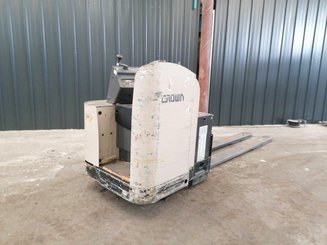 Porta-paletes eléctrico com condutor transportado Crown PR4500 - 1