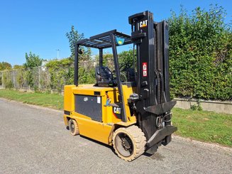 Empilhador de contrapeso 4 rodas Caterpillar EC55N