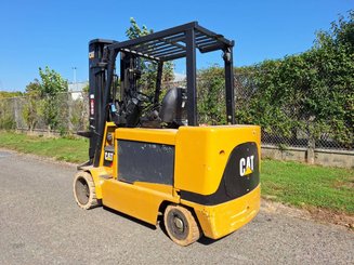 Empilhador de contrapeso 4 rodas Caterpillar EC55N