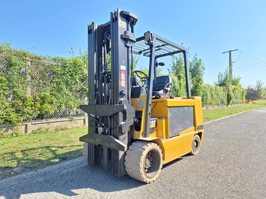 Empilhador de contrapeso 4 rodas Caterpillar EC55N - 1