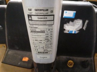 Porta-paletes eléctrico com condutor a pé Caterpillar NPP20N2