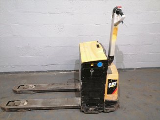 Porta-paletes eléctrico com condutor a pé Caterpillar NPP20N2