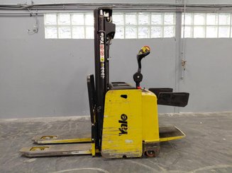 Stacker com condutor a pé Yale MS12X