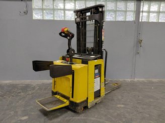 Stacker com condutor a pé Yale MS12X - 4