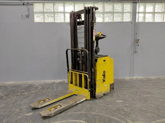 Stacker com condutor a pé Yale MS12X - 1
