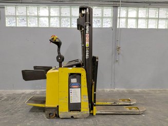 Stacker com condutor a pé Yale MS12X - 5