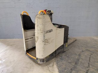 Porta-paletes eléctrico com condutor transportado Crown WT3040