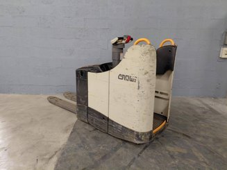 Porta-paletes eléctrico com condutor transportado Crown WT3040