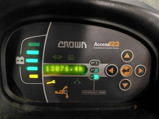 Porta-paletes eléctrico com condutor transportado Crown WT3040