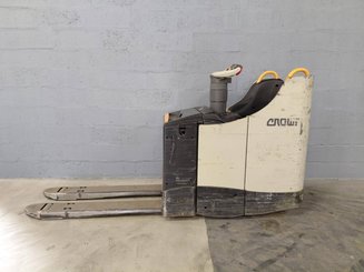 Porta-paletes eléctrico com condutor transportado Crown WT3040