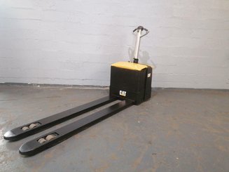 Porta-paletes eléctrico com condutor a pé Caterpillar NPP20M - 1