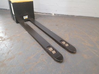 Porta-paletes eléctrico com condutor a pé Caterpillar NPP20M - 9