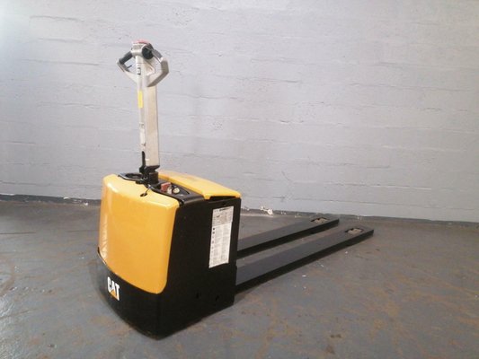 Porta-paletes eléctrico com condutor a pé Caterpillar NPP20M - 1