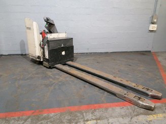 Porta-paletes eléctrico com condutor transportado Crown PR4500 - 1