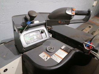 Porta-paletes eléctrico com condutor transportado Crown PR4500 - 8
