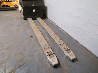 Porta-paletes eléctrico com condutor transportado Crown PR4500 - 11
