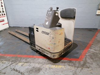 Porta-paletes eléctrico com condutor transportado Crown PR4500 - 1