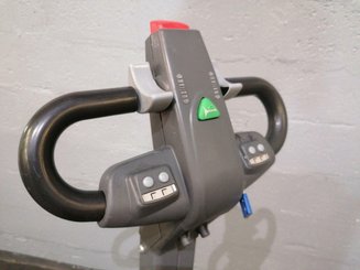Porta-paletes eléctrico com condutor a pé OMG 316KN-M - 3
