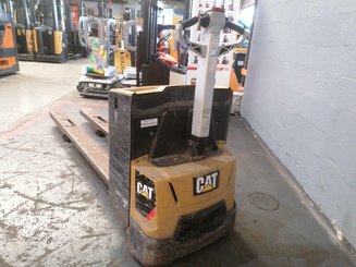 Porta-paletes eléctrico com condutor a pé Caterpillar NPP20M - 1