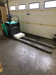 Porta-paletes eléctrico com condutor transportado Mitsubishi PBF25N3R MITSUBISHI