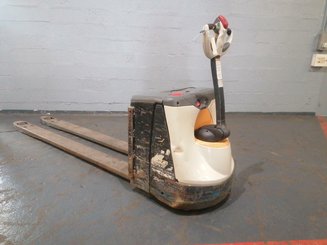 Porta-paletes eléctrico com condutor a pé Crown WP3020