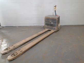 Porta-paletes eléctrico com condutor a pé Crown WP3020