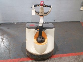 Porta-paletes eléctrico com condutor a pé Crown WP3020