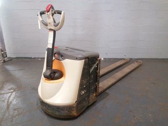 Porta-paletes eléctrico com condutor a pé Crown WP3020