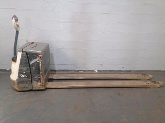 Porta-paletes eléctrico com condutor a pé Crown WP3020