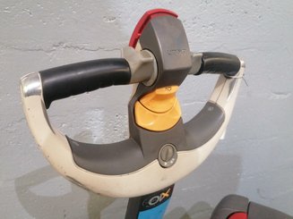Porta-paletes eléctrico com condutor a pé Crown WP3020