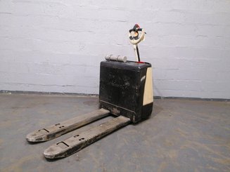 Porta-paletes eléctrico com condutor a pé Crown WP2320 - 6