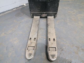 Porta-paletes eléctrico com condutor a pé Crown WP2320 - 7