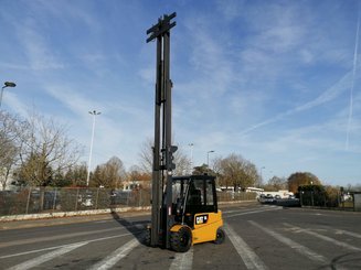 Empilhador de contrapeso 4 rodas Caterpillar EP50 - 1