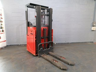 Stacker com condutor sentado Fenwick L12