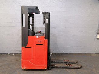 Stacker com condutor sentado Fenwick L12