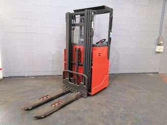 Stacker com condutor sentado Fenwick L12