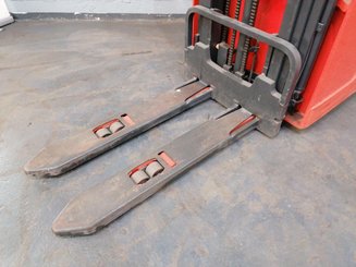Stacker com condutor sentado Fenwick L12