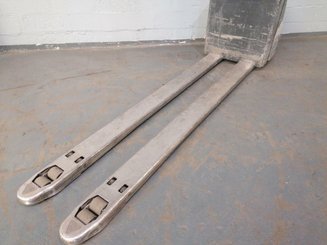 Porta-paletes eléctrico com condutor a pé Crown WP2320-20