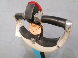 Porta-paletes eléctrico com condutor a pé Crown WP2320-20