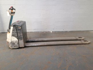 Porta-paletes eléctrico com condutor a pé Crown WP2320-20