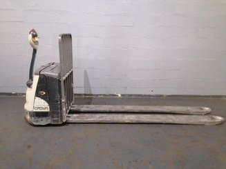 Porta-paletes eléctrico com condutor a pé Crown WP3020-2.0