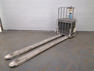 Porta-paletes eléctrico com condutor a pé Crown WP3020-2.0